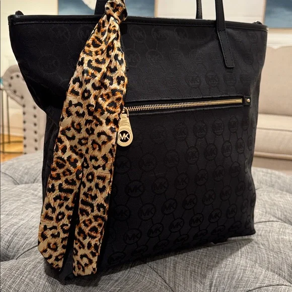 Michael Kors Bennet Black Signature Logo Tote - Picture 3 of 17